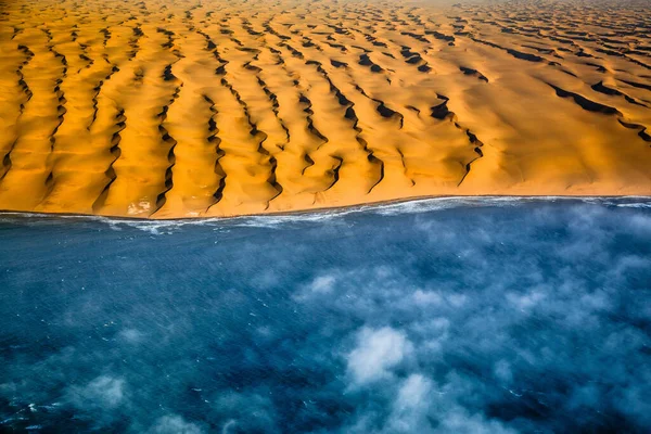 Dunes de sable du désert namibien à partir d'avions sur la côte squelette en Namibie . — Photo