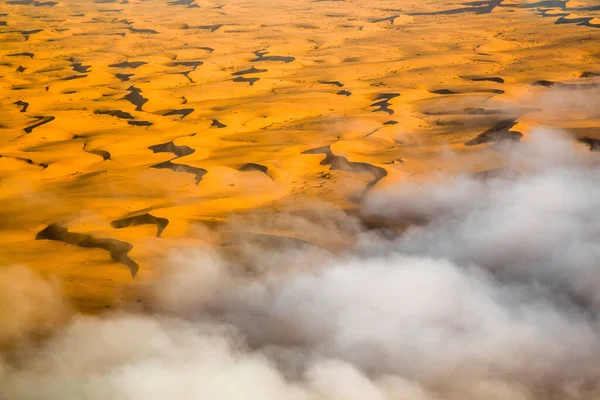 Sand dunes of Namib desert from aircraft on Skeleton coast in Namibia. — Stockfoto