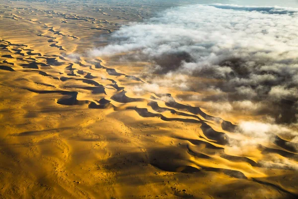 Dunas de areia do deserto da Namíbia de aeronaves na costa do esqueleto na Namíbia . — Fotografia de Stock