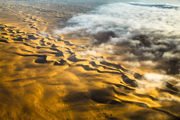 Piaszczyste wydmy pustyni Namib z samolotów na wybrzeżu Szkieletu w Namibii. — Zdjęcie stockowe