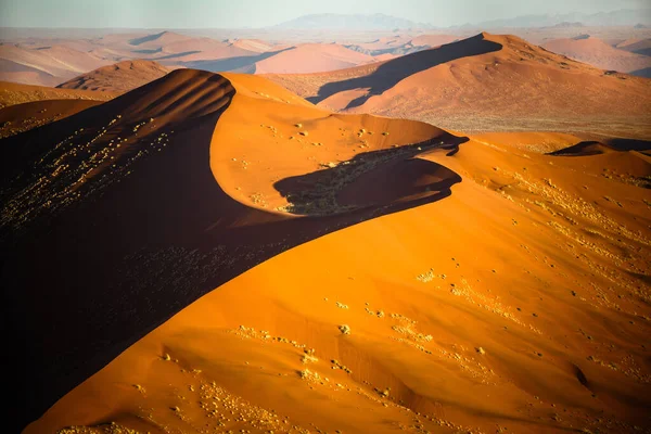 Dunas de arena del desierto de Namib de aviones en la costa del esqueleto en Namibia . — Foto de Stock