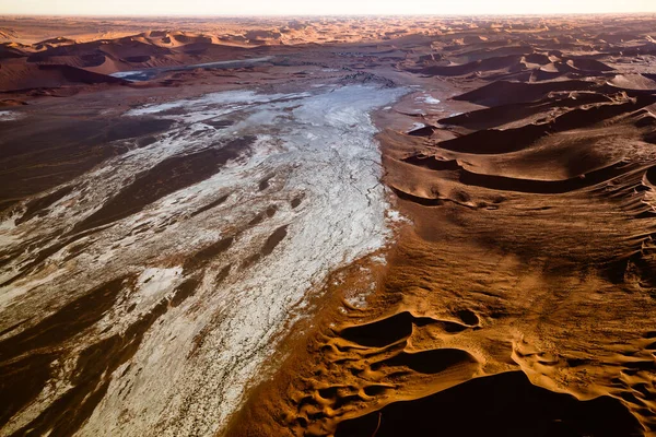 Dunas de arena del desierto de Namib de aviones en la costa del esqueleto en Namibia . — Foto de Stock