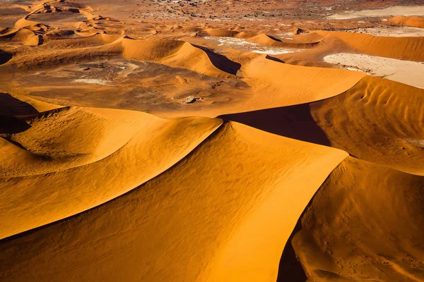 Sand dunes of Namib desert from aircraft on Skeleton coast in Namibia. — Stockfoto