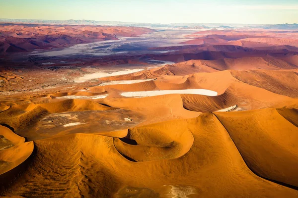 Dunas de arena del desierto de Namib de aviones en la costa del esqueleto en Namibia . — Foto de Stock