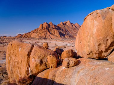 Kaya oluşumu - Spitzkoppe Dağı - Namibya 'daki Damaraland manzarası.