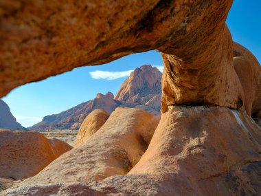 Kaya oluşumu - Spitzkoppe Dağı - Namibya 'daki Damaraland manzarası.
