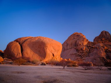 Kaya oluşumu - Spitzkoppe Dağı - Namibya 'daki Damaraland manzarası.