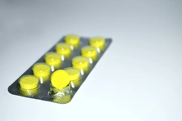 Таблетки Жовті Упаковці Білому Тлі Горизонтальна Орієнтація — стокове фото