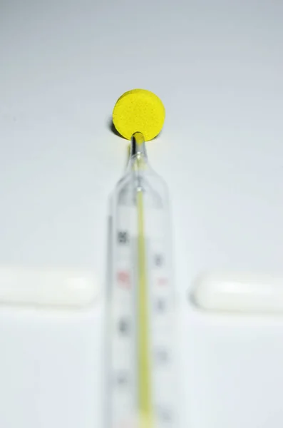Temperatur Mit Medikamenten Auf Weißem Hintergrund — Stockfoto