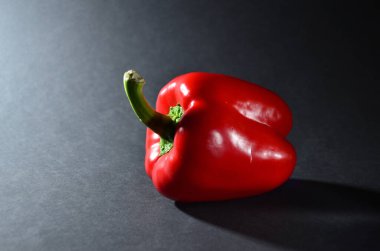 Gri arkaplanda tüm kırmızı biber yatay yönelimli