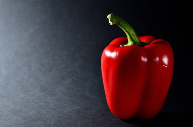 büyük kırmızı Bulgar biberi siyah arkaplan yatay yöneliminde