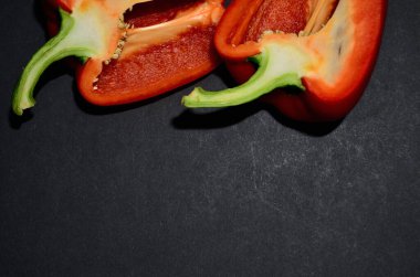 Üst görünümün üst kenarındaki kırmızı biberi siyah arkaplan yatay yöneliminde yukarıdan kes