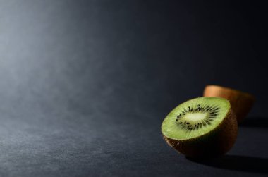 Gri arkaplandaki kabuktaki kivinin yarısı yakın plan yatay yönelimli