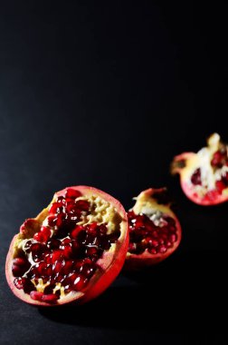 Siyah zemin üzerinde kırmızı nar parçaları kopyalama alanı ile