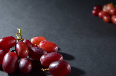 kırmızı üzüm, gri arkaplan yatay yöneliminde bir kopya alanı ile tablo çerçevesinde yatar