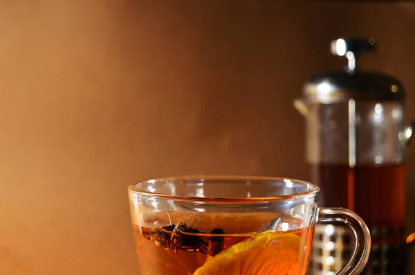Üveg Csésze Tea Citrom Teáskanna Háttérben Közelkép Vízszintes Tájolású — Stock Fotó