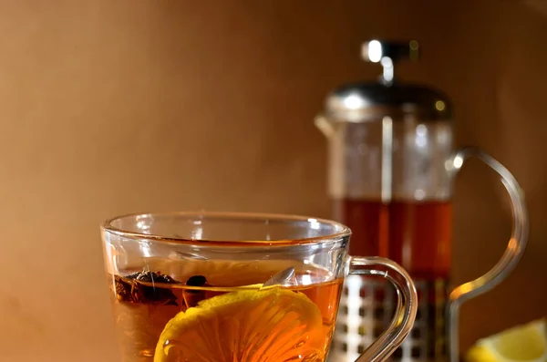 Üveg Csésze Tea Friss Vízforralóval Citrom Barna Háttér Vízszintes Tájolással — Stock Fotó