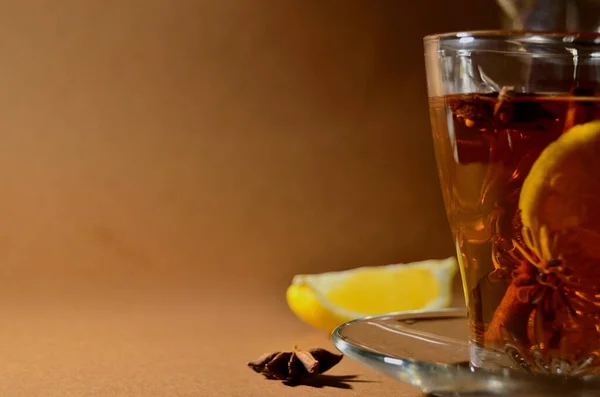 Tea Üvegpohárban Egy Pohár Badyannal Egy Szelet Sárga Citrommal Közelkép — Stock Fotó