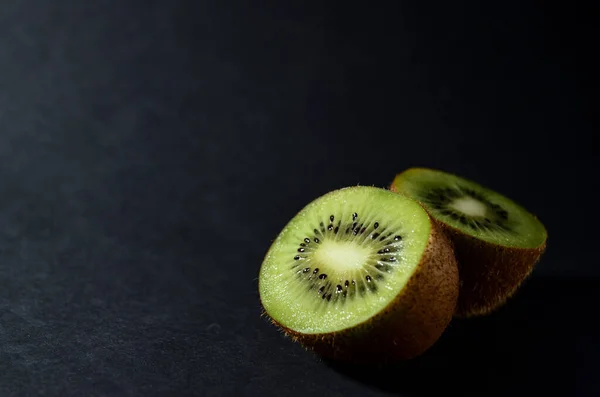 Polozelené Kiwi Šedém Pozadí Zblízka Horizontální Orientace — Stock fotografie