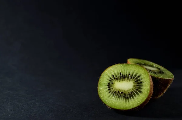 Kiwi Slupce Černém Pozadí Zblízka Horizontální Orientace — Stock fotografie