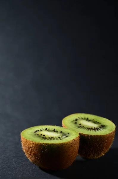 Dvě Poloviny Zelené Kiwi Detailní Slupce Šedém Pozadí Vertikální Orientace — Stock fotografie
