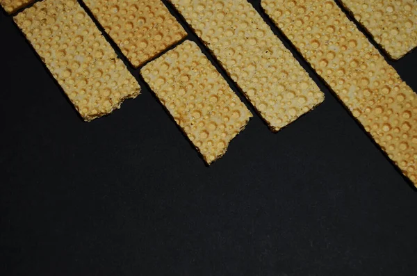 Pães Cereais Cima Sobre Fundo Preto Com Espaço Cópia Orientação — Fotografia de Stock