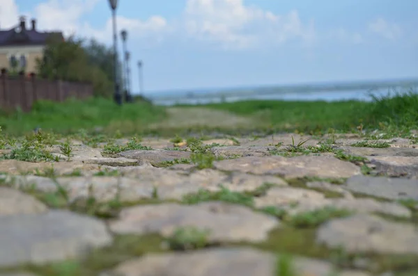 Road Stones Overgrown Grass Bottom Angle River Blue Sky Horizontal — Stock Photo, Image