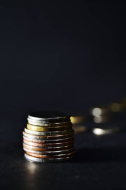 Diğer madeni paraların arka planına karşı istiflenmiş getale sikkeleri dikey arkaplan yönelimi