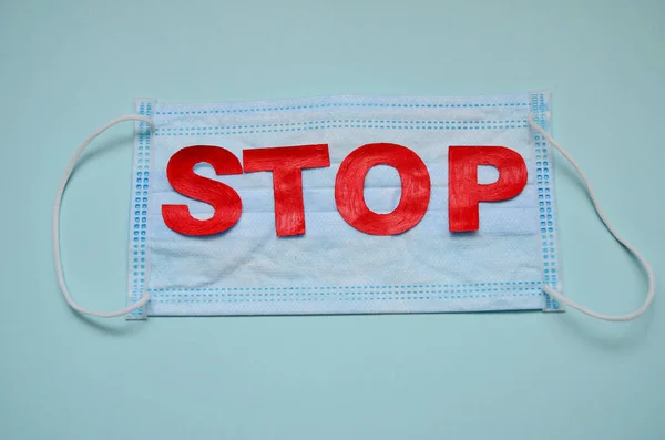 Stop Med Röda Bokstäver Medicinsk Mask Ljus Bakgrund Horisontell Orientering — Stockfoto