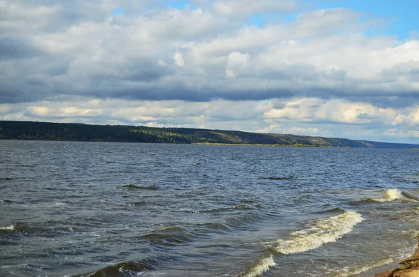 Vítr Řece Žene Vlny Břehu Mraků Obloze Stromy Obzoru Horizontální — Stock fotografie