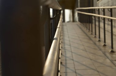 Binanın yakınındaki beton rampa ve fayanslar demir korkuluklara yakın yatay yönelim.