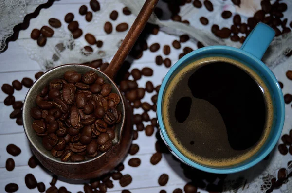 Kaffeebohnen Türkisch Und Kaffee Einer Tasse Auf Hellem Hintergrund Und — Stockfoto