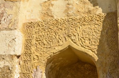Eski dilde hiyeroglyvas ile eski bir binanın duvarı.