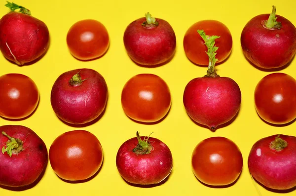 Padrão Rabanetes Tomate Fundo Amarelo Vista Close Cima Orientação Horizontal — Fotografia de Stock