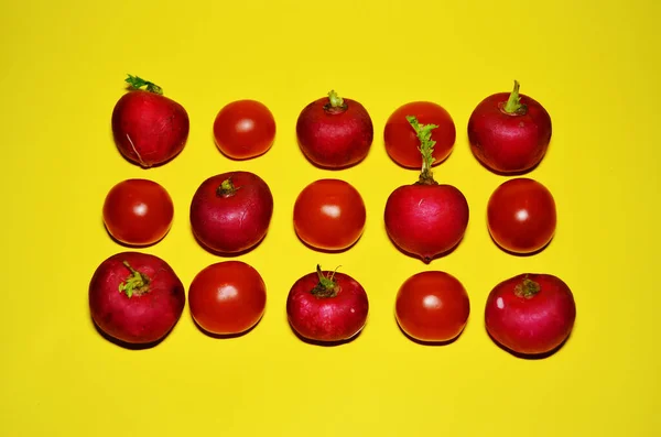 Padrão de rabanete e tomate em uma visão de fundo amarela de cima — Fotografia de Stock