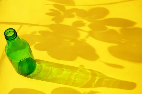 Zöld Palack Árnyalat Palack Virágok Sárga Háttér Vízszintes Tájolású — Stock Fotó