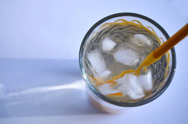 Citronvatten Med Ett Glas Med Ett Gult Rör Vit Bakgrund — Stockfoto