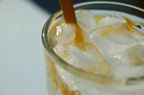 Ett Glas Med Lemonad Och Ett Gult Pappersrör Närbild — Stockfoto