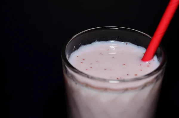Milkshake Sirop Fraise Dans Verre Avec Tube Rouge Gros Plan — Photo