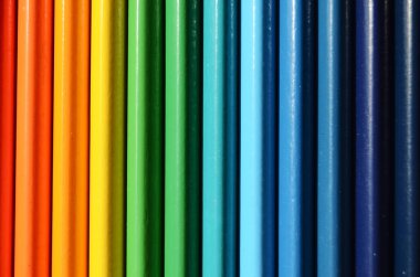 Gökkuşağı gibi yakın plan renkli kalemler.