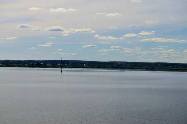 Widok Rzekę Promenady Miasta Pod Błękitnym Niebem Chmurami — Zdjęcie stockowe