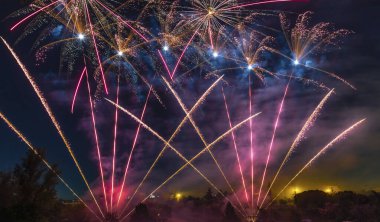San Isidro Festivali sırasında sihirli havai fişekler.)