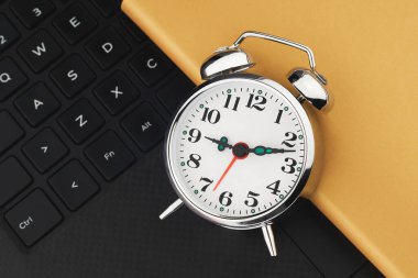 Alarm saati dizüstü bilgisayarı çalışma zamanı kavramı