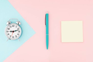 Alarm saati, kalem ve yapışkan notlar