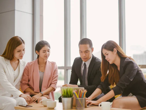 Hommes Affaires Asiatiques Femme Affaires Discutant Travail Assis Table Conférence — Photo