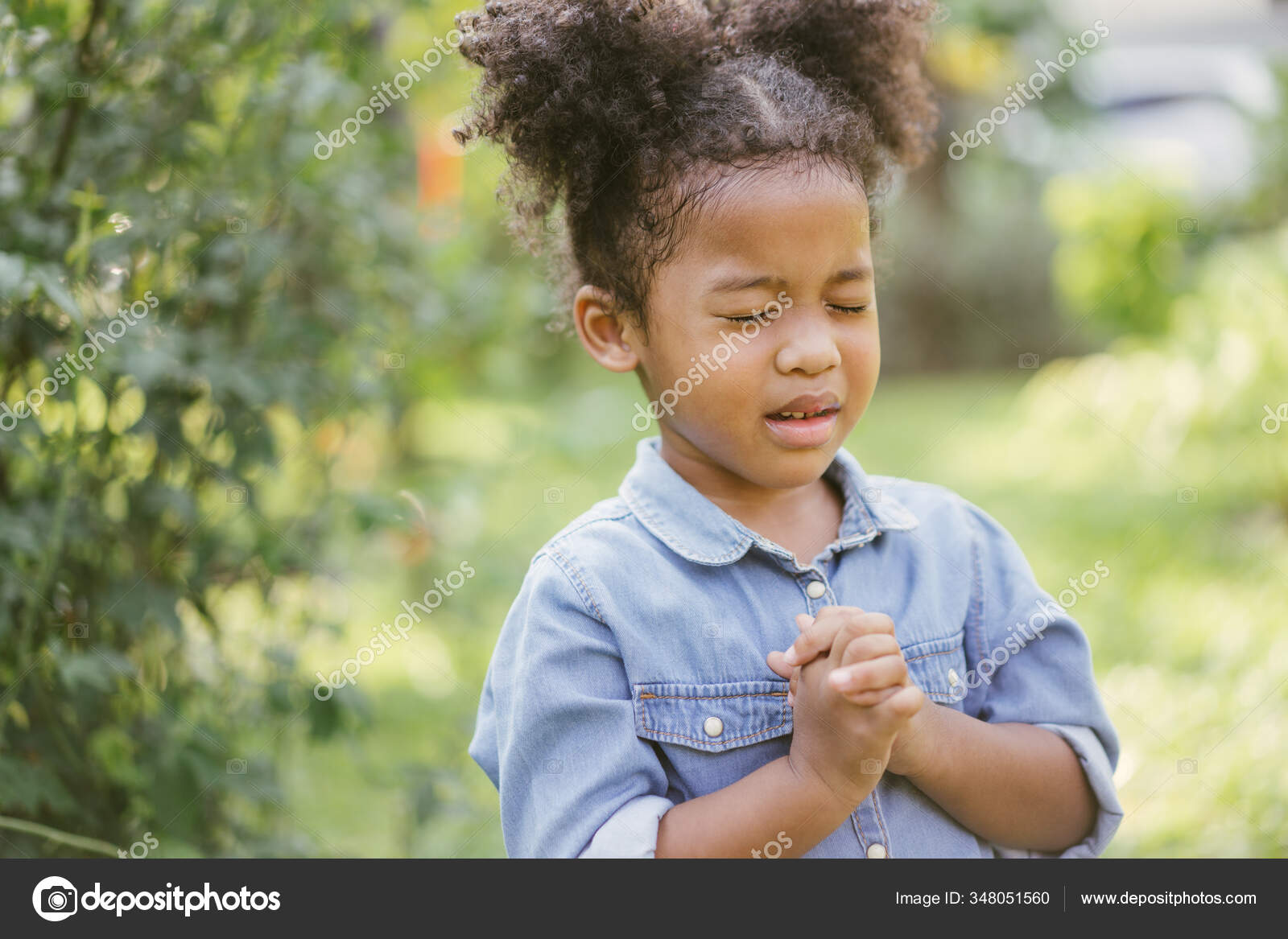 女の子が祈ってる 子供は祈る 信仰のジェスチャー信仰 精神性 宗教のための祈りの概念に折り畳まれた手 — ストック