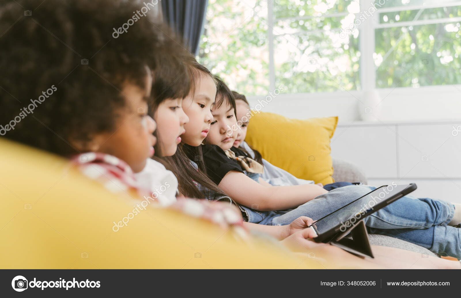 Группа Маленьких Детей Вместе Смотрящих Мультфильм Цифровом.