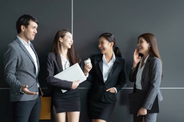 Asyalı iş adamları ofis binasının önünde tartışıyorlar. Genç işadamı ve iş kadını, tatilde birbirleriyle konuşurlar..