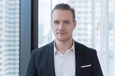 Ofis binası manzaralı başarılı genç işadamının portresi