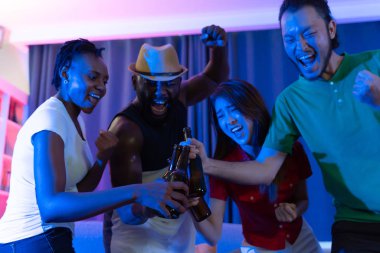 Bira içen ve kızartan biralı bir grup mutlu arkadaş 